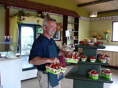 Denis vous offre les premi&egrave;res fraises